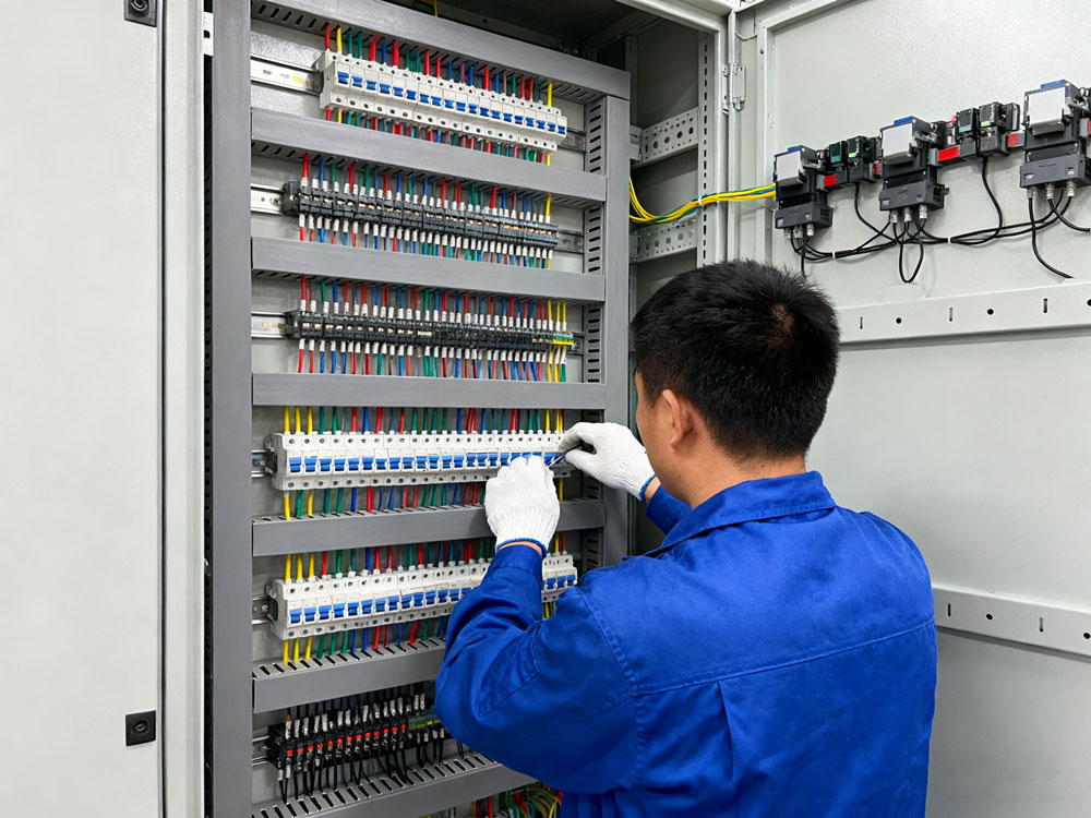 自主研發(fā)控制系統(tǒng)，實(shí)現(xiàn)精準(zhǔn)控溫